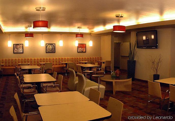 ホテル タウンプレース スイーツ サクラメント ローズビル レストラン 写真